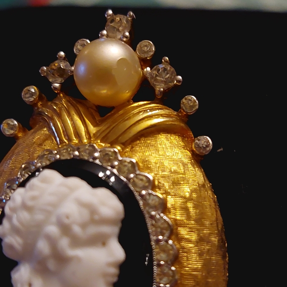 COPY - Victorian Revival Goldtone Cameo Brooch with Faux Pearl and Bright Rhine… - Picture 10 of 12